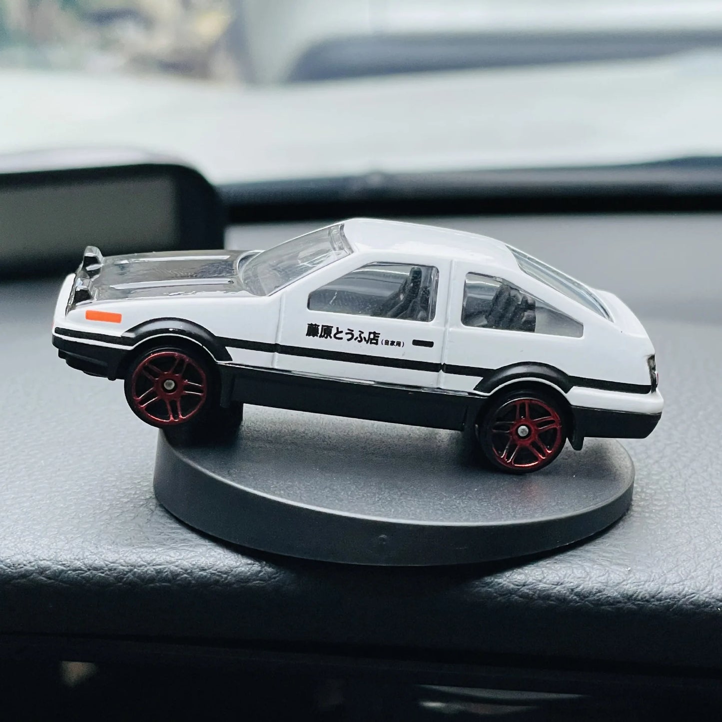 Car ornaments interior decoration drift tail swing rotating ornaments toy model center console car interior decoration