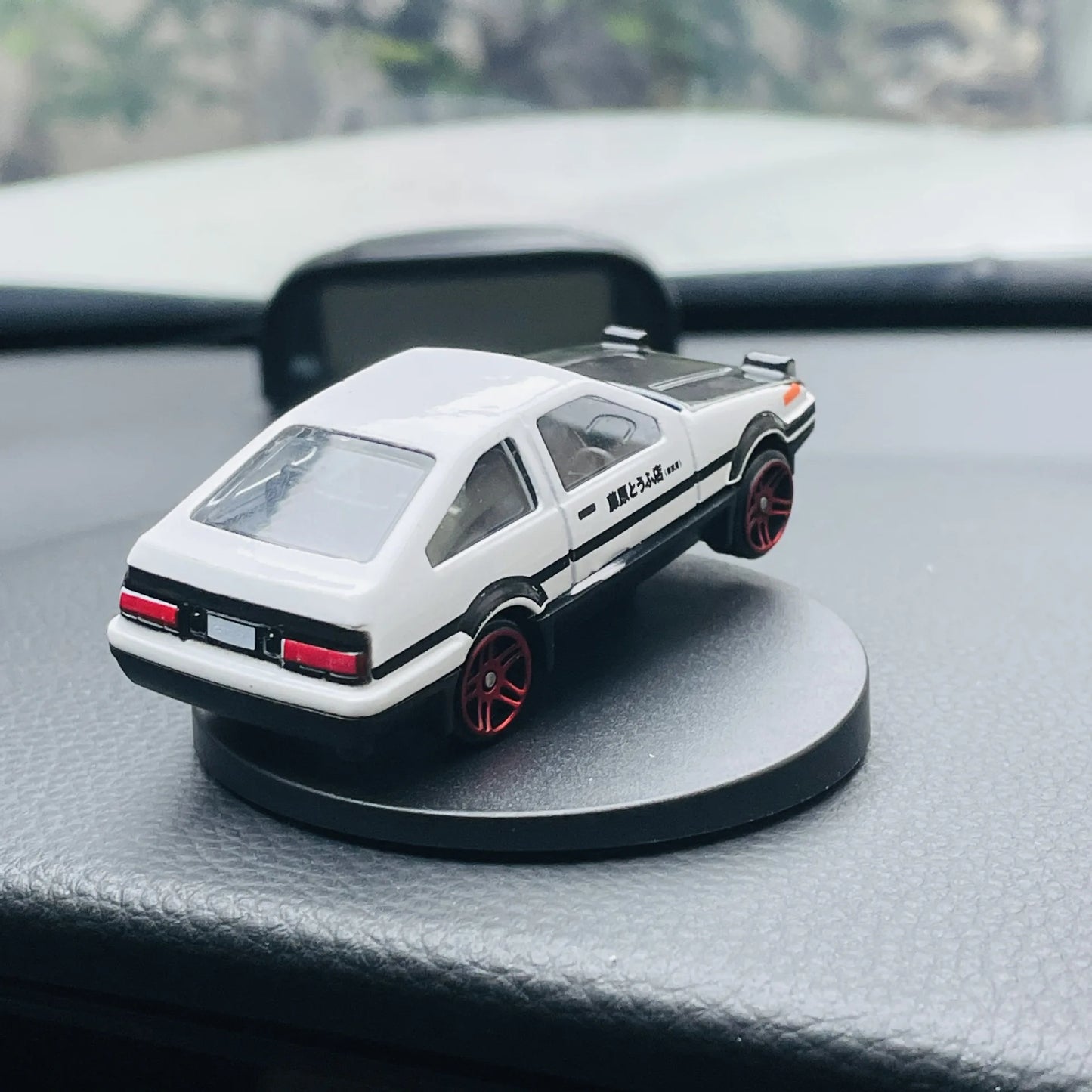 Car ornaments interior decoration drift tail swing rotating ornaments toy model center console car interior decoration